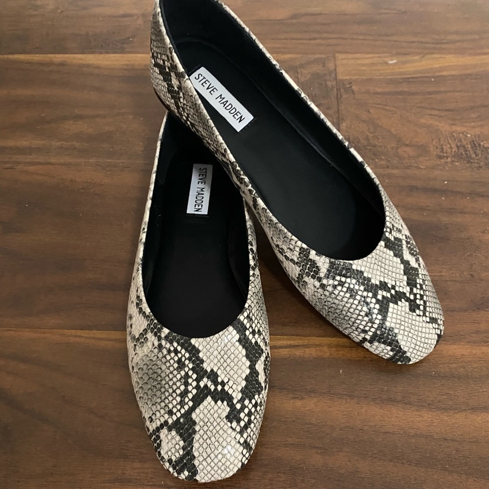 Steve Madden Black and Cream Snakeskin Loafers